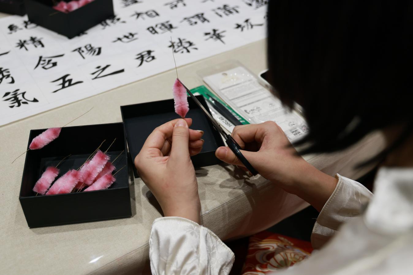 絨花制作過程中進行打尖的工序。楊洋攝