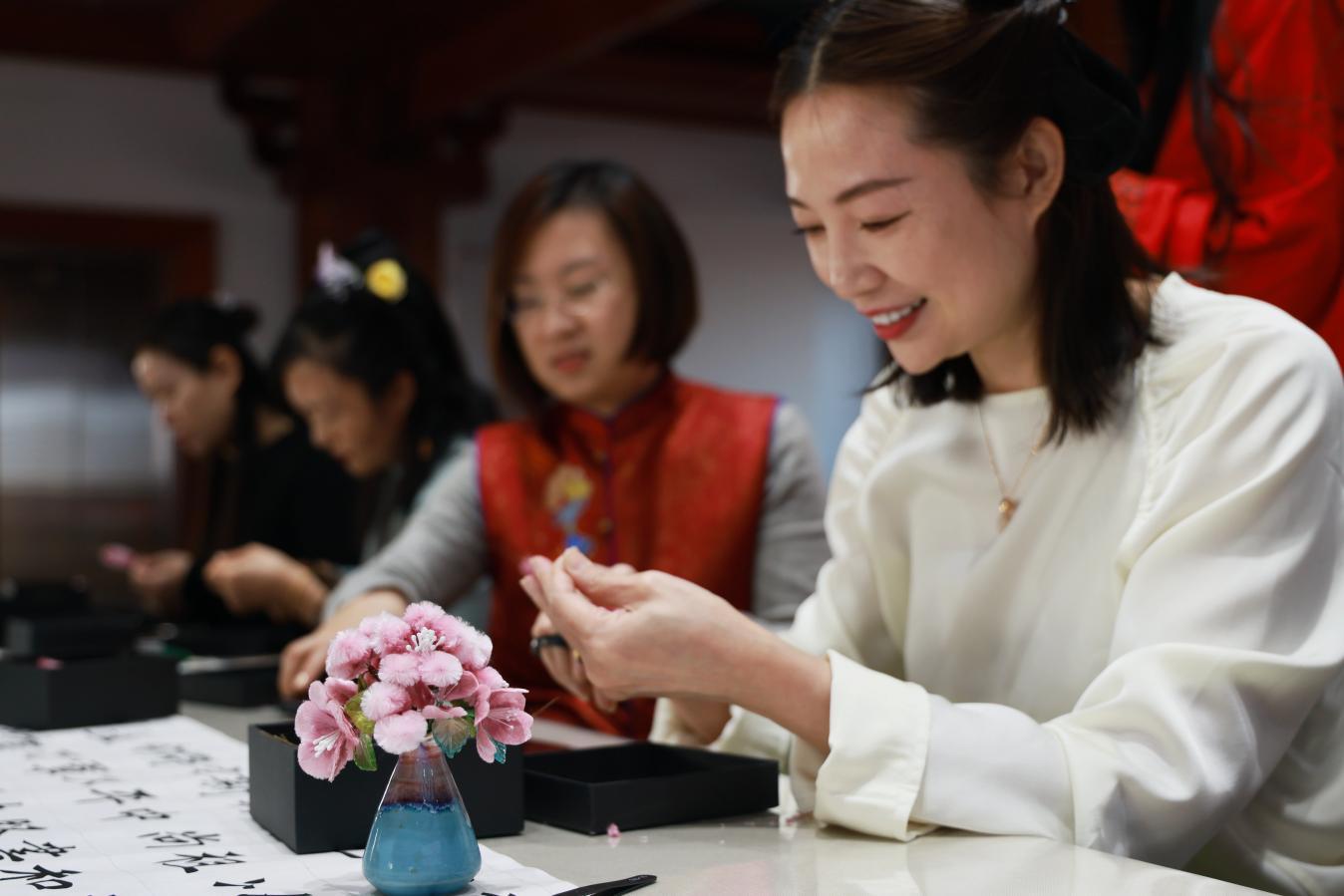 大家沉浸式體驗制作絨花的過程。楊洋攝
