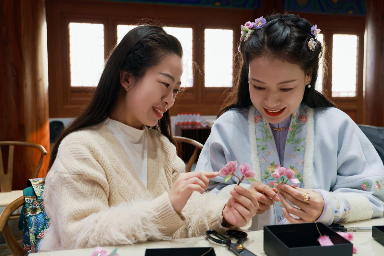 大家在制作絨花的過程中互相交流。楊洋攝
