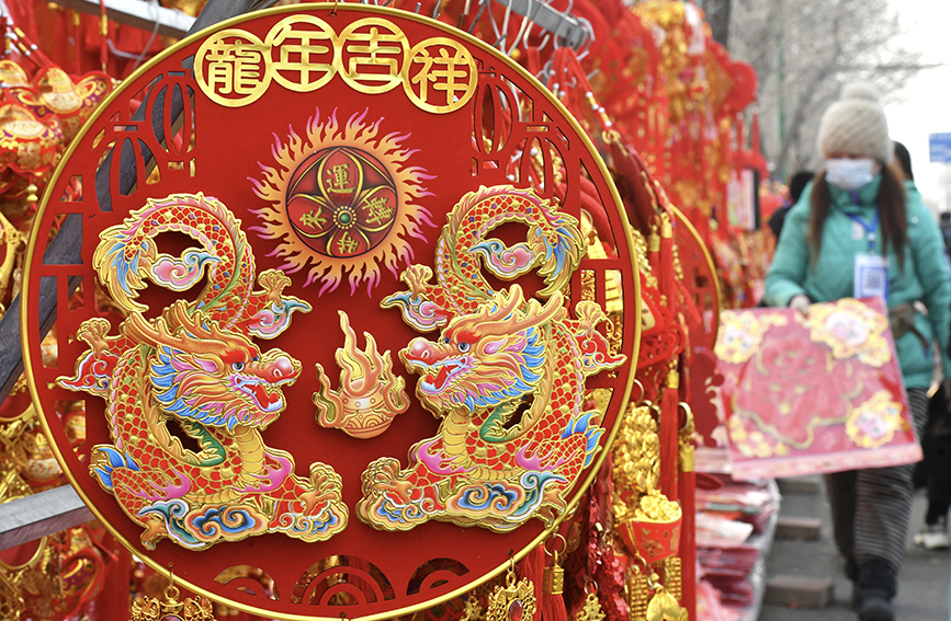 在沧州市一处节日市场，摊主在整理新年饰品。苑立伟摄