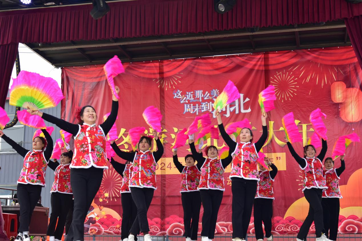 村民表演舞蹈《祖国你好》。 尹向平摄