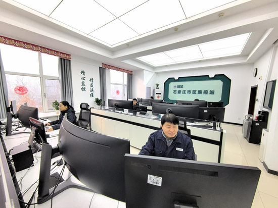 国网石家庄供电公司员工对变电站运行情况进行实时监控。王静摄