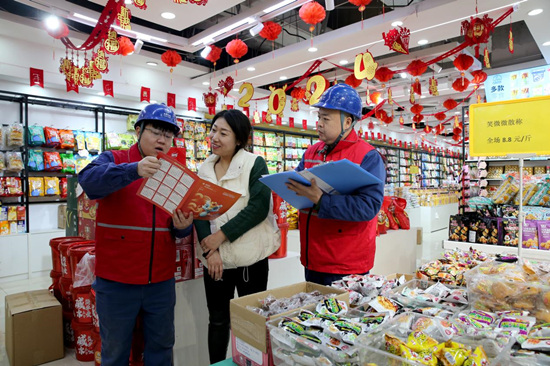 国网石家庄供电公司员工在华北食品城开展安全用电宣传。康伟摄