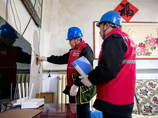 国网赞皇县供电公司员工为返乡人员检查用电设备。王一兰摄