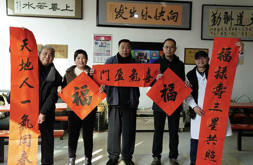 2月7日,白沟新城志愿者为天颐幸福院送去春联。孙珞瑜摄