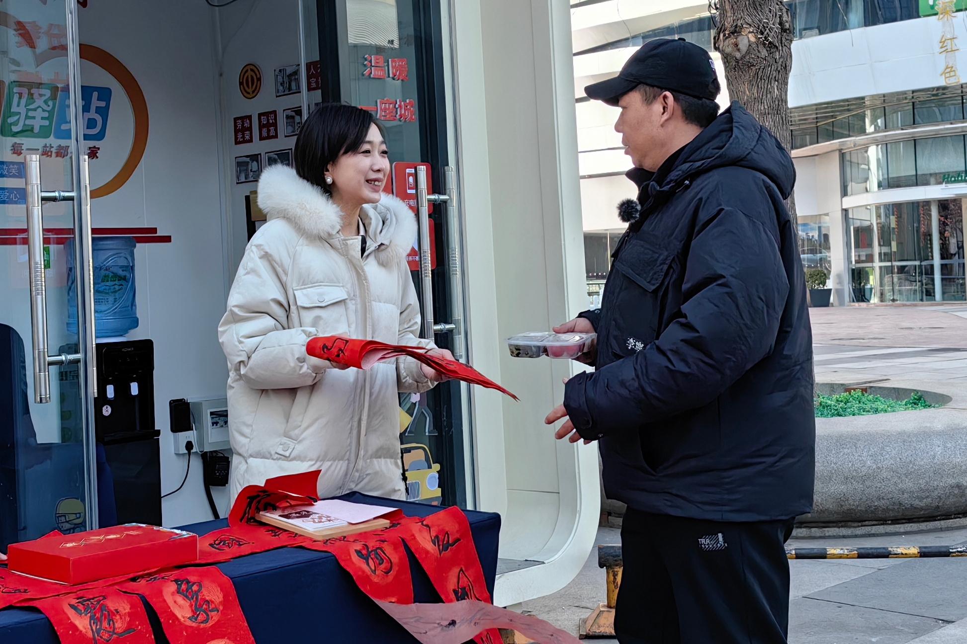 网约车司机在石家庄市桥西区万象天成暖新驿站领取免费爱心餐和春联。李丹阳摄