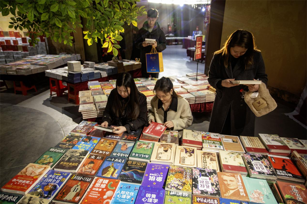 春节期间，河北省邯郸市园博园，复兴区委宣传部和市新华书店举办的“书香园博园·复兴向未来”书香大集，吸引了许多读书爱好者。聂长青摄