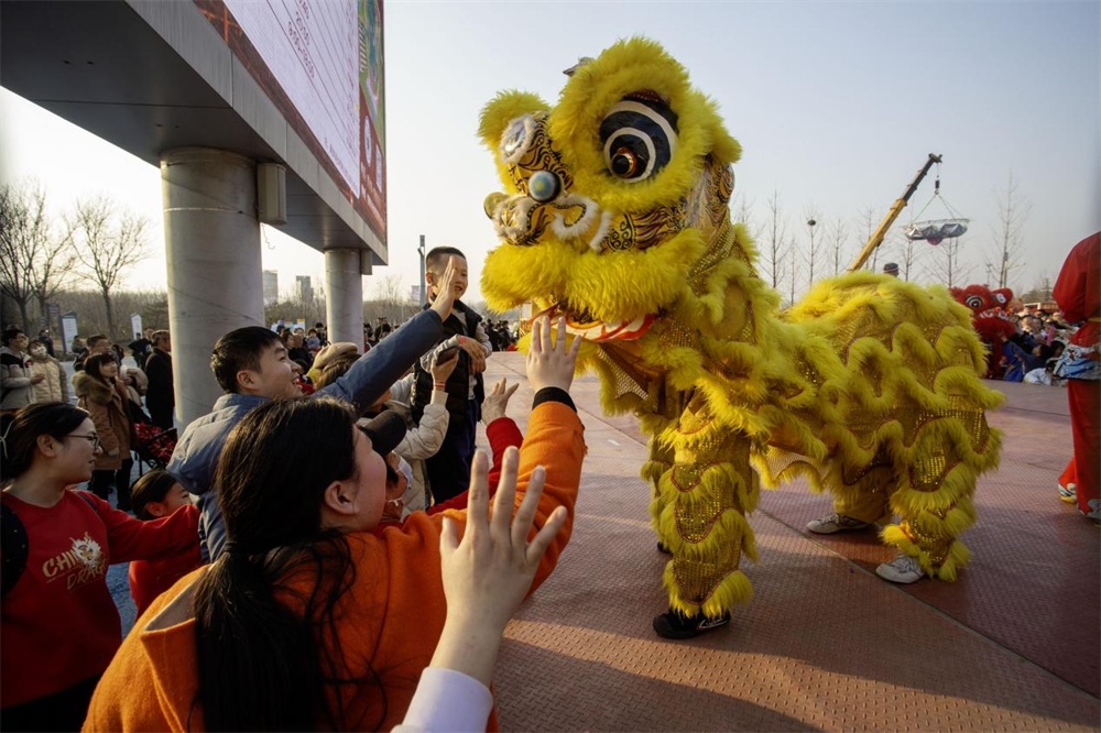 春节期间，河北省邯郸市园博园，市民和游客在摸小狮子，以图个新年好运气。聂长青摄