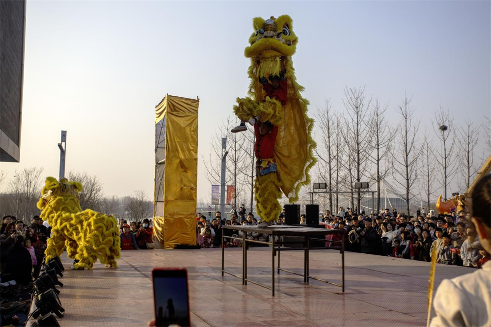 春节期间，河北省邯郸市园博园，市民和游客在观看舞狮表演。聂长青摄
