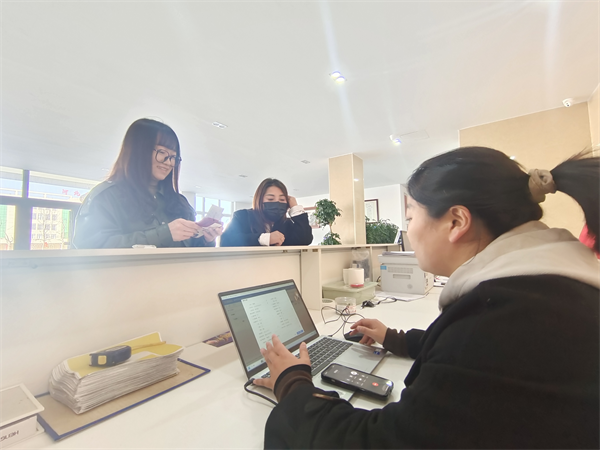 群众正在家门口企业应聘。霍飞飞摄