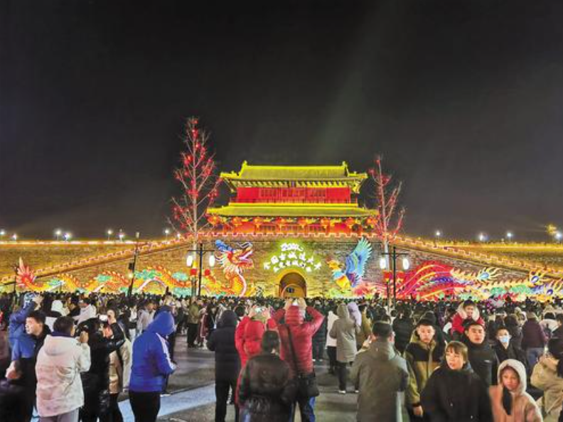 2月15日晚，正定南城门游客如织。河北日报记者董昌摄