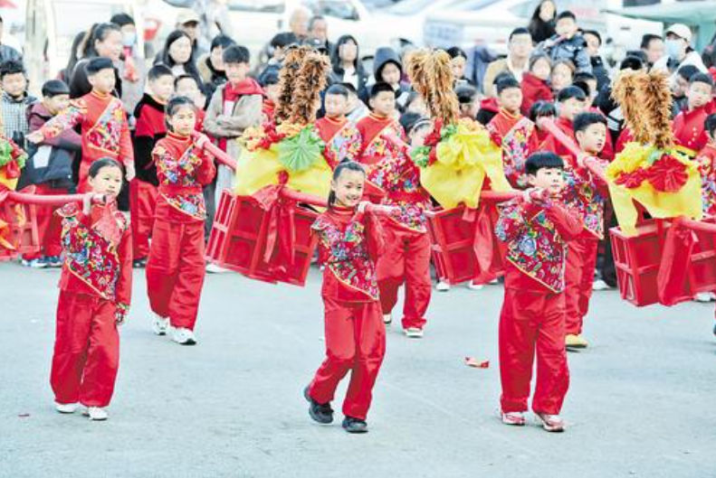 2月15日，邢台市南和区小学生在社区表演省级非遗抬黄杠，欢欢喜喜过大年。河北日报记者赵永辉摄