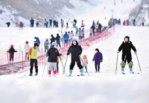 2月14日，滑雪爱好者在石家庄市元氏县无极山滑雪场滑雪。新华社记者 王晓摄