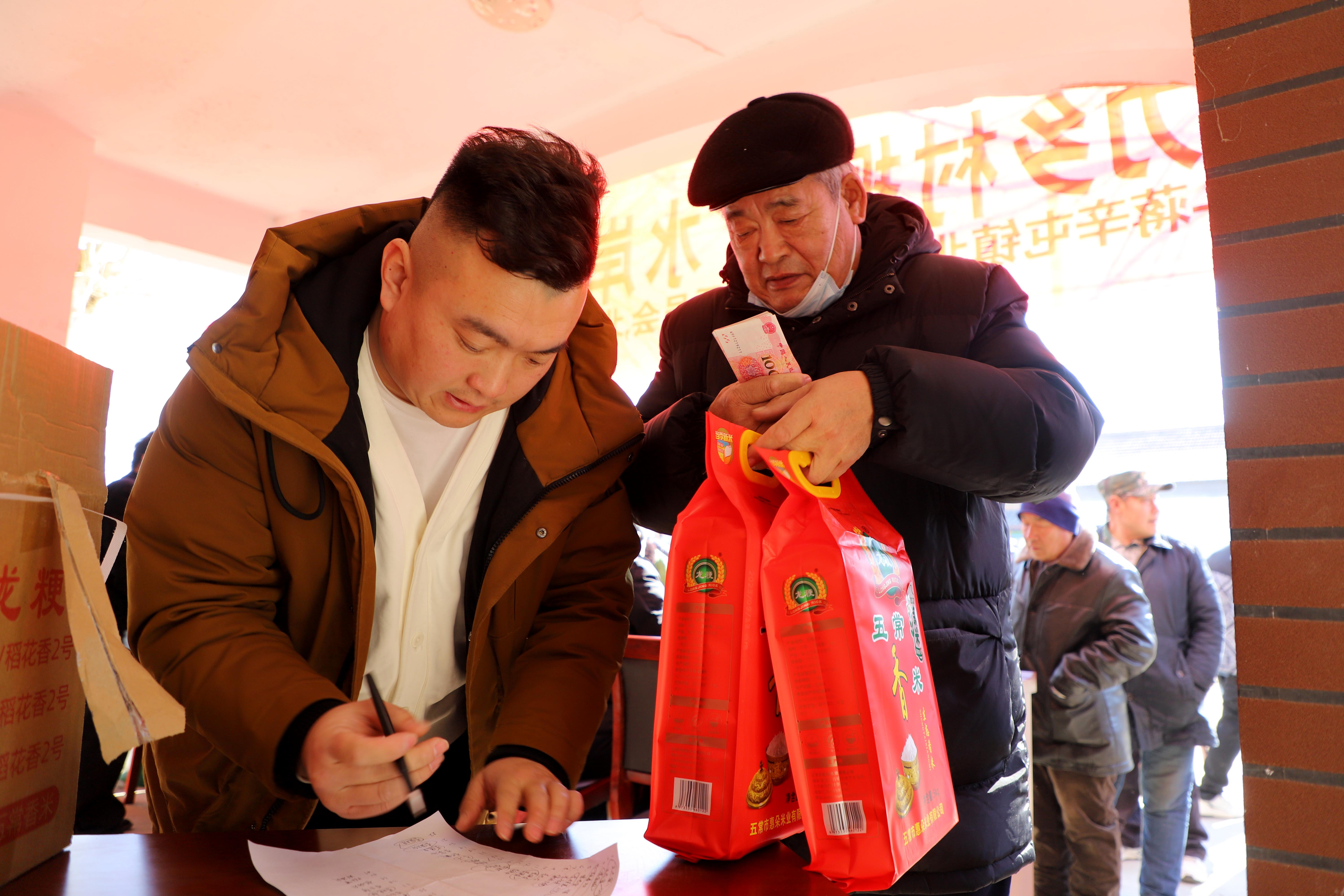 村民領取大米。朱鈺爽攝