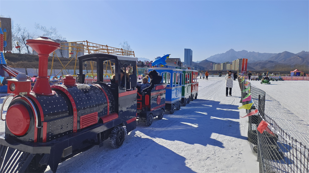 游客體驗冰雪游玩項目。張志強攝