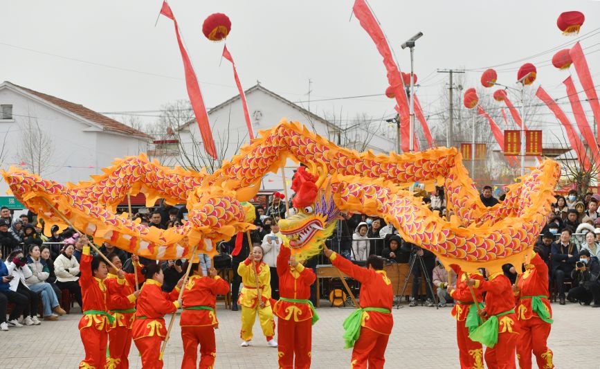 2月19日，民俗艺人在沧县旧州镇贾村新时代文明实践广场表演舞龙。苑立伟摄