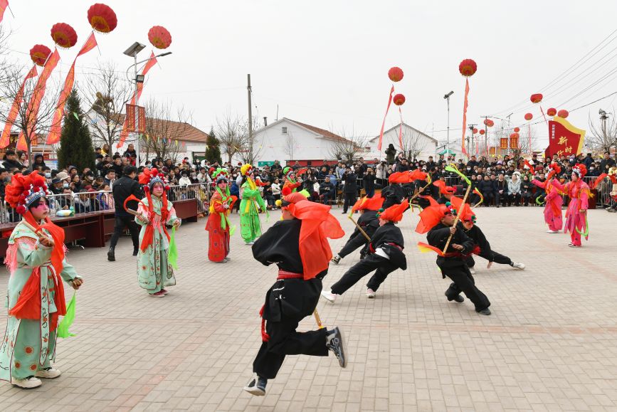 2月19日，民俗艺人在沧县旧州镇贾村新时代文明实践广场表演落子。苑立伟摄
