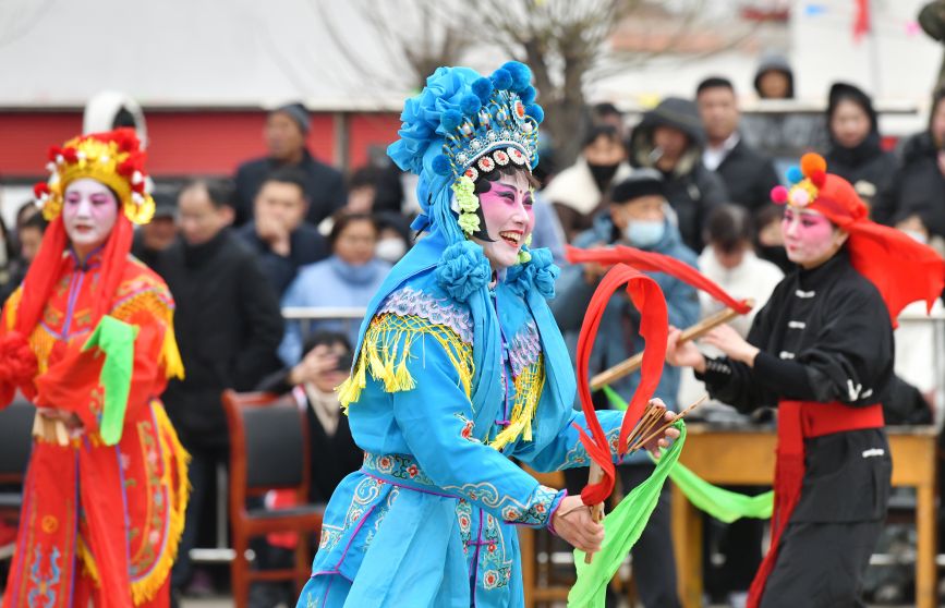 2月19日，民俗艺人在沧县旧州镇贾村新时代文明实践广场表演落子。苑立伟摄