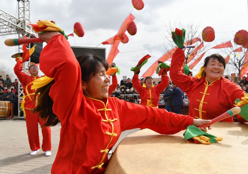 2月19日，民俗艺人在沧县旧州镇贾村新时代文明实践广场进行大鼓表演。苑立伟摄