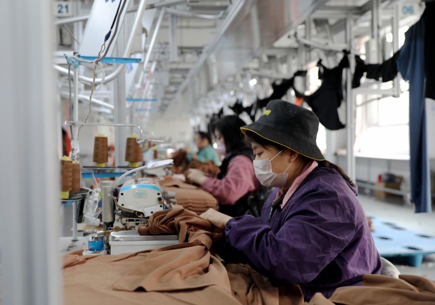 2月19日，在肅寧縣一家服裝加工企業，工人正在加緊生產文化衫。劉巨雷攝