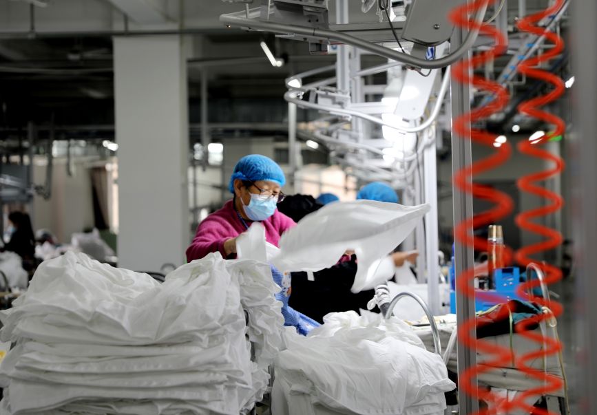 2月19日，在肃宁县一家服装加工企业，工人正在整理文化衫成衣。刘巨雷摄