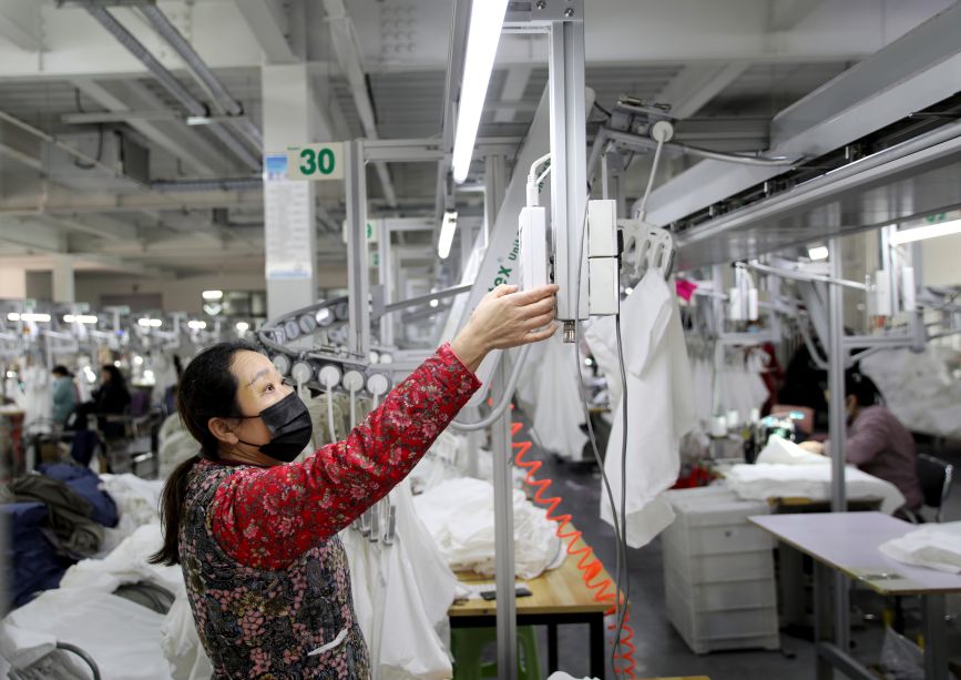 2月19日，在肃宁县一家服装加工企业，工人正在上架半成品文化衫。刘巨雷摄