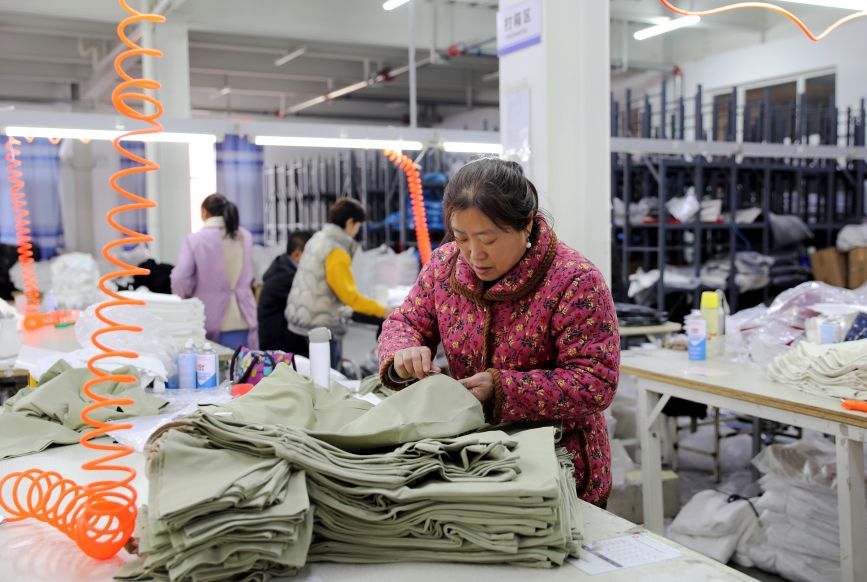 2月19日，在肃宁县一家服装加工企业，工人正在质检成衣。刘巨雷摄
