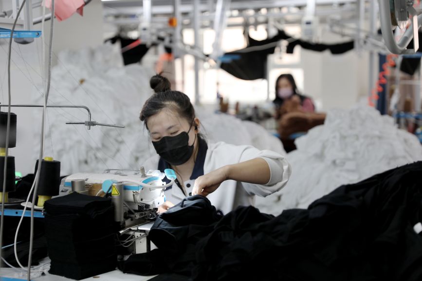 2月19日，在肅寧縣一家服裝加工企業，工人正在加緊生產應季服飾。劉巨雷攝