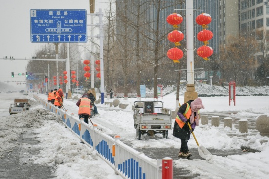 環衛工人在沙河市人民大街清掃積雪。高儒森攝