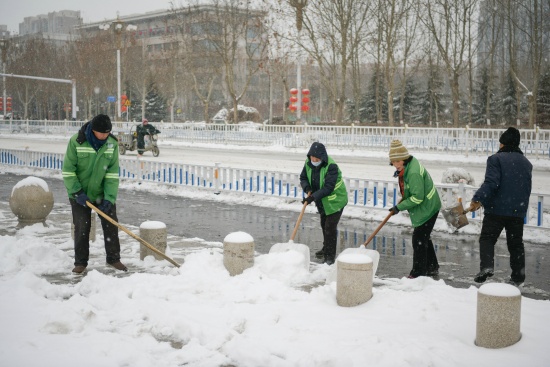 環衛工人在沙河市人民大街清掃積雪。高儒森攝