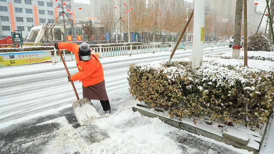 环卫工以雪为令，第一时间应急作业，保障道路安全畅通。安国市委宣传部供图