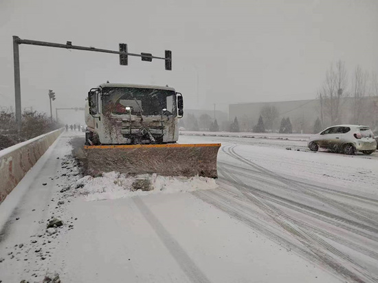 保定市交通运输局在国道G107进行除雪铲除雪作业。杨硕摄