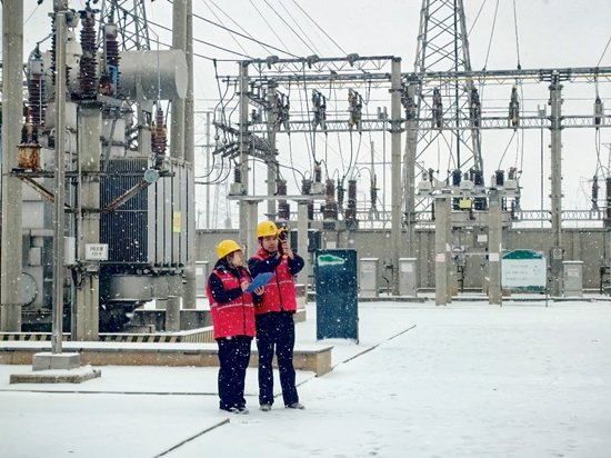 国网平山县供电公司变电运维工作人员雪中巡视110千伏冶河变电站。霍晓娟摄