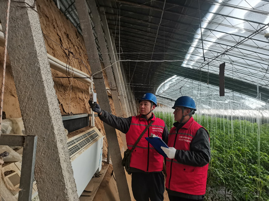 国网灵寿县供电公司工作人员对木佛庄园有机蔬菜基地进行用电设施检查。尹冀娜、高顿摄
