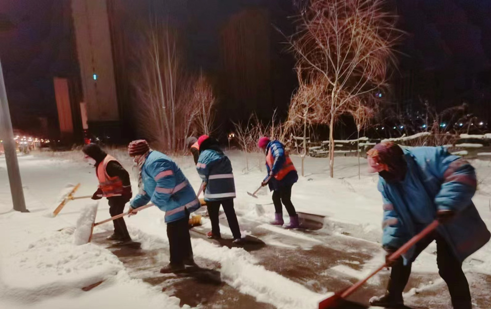 燕郊高新区铲冰除雪保障安全出行。史小龙摄