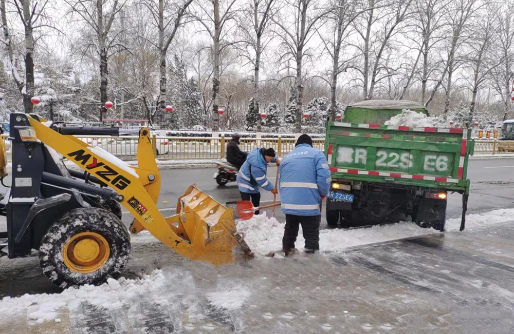 燕郊高新区铲冰除雪保障安全出行。史小龙摄