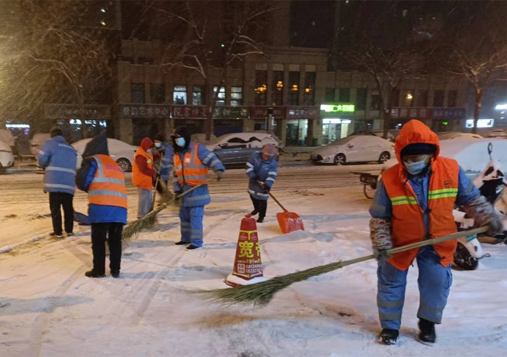 燕郊高新区铲冰除雪保障安全出行。史小龙摄