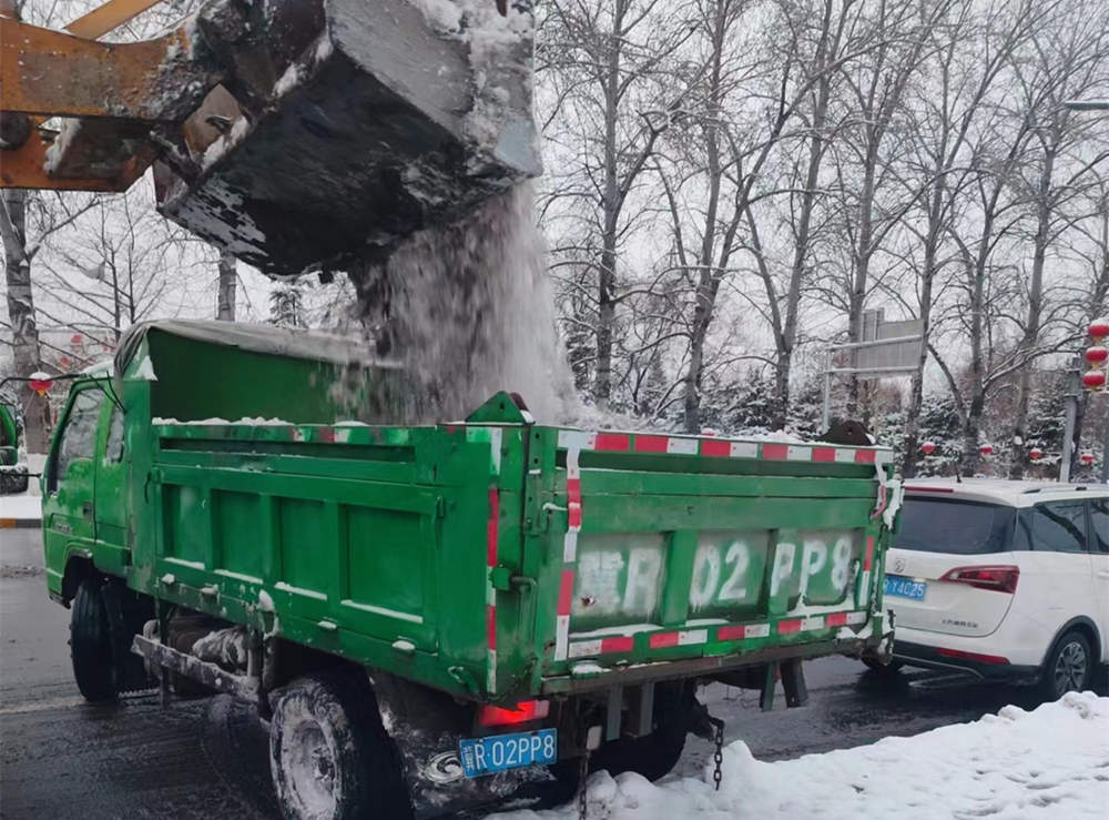 燕郊高新区铲冰除雪保障安全出行。史小龙摄