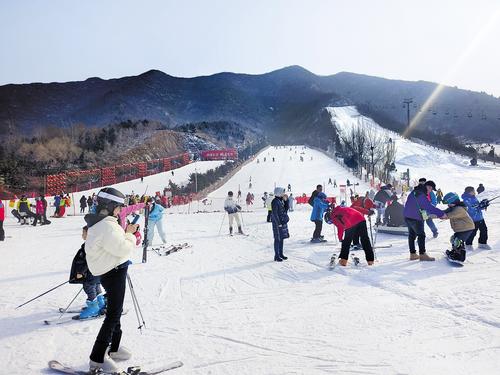 2月5日，滑雪爱好者在石家庄西部长青滑雪场滑雪。河北日报通讯员 王仲伟摄