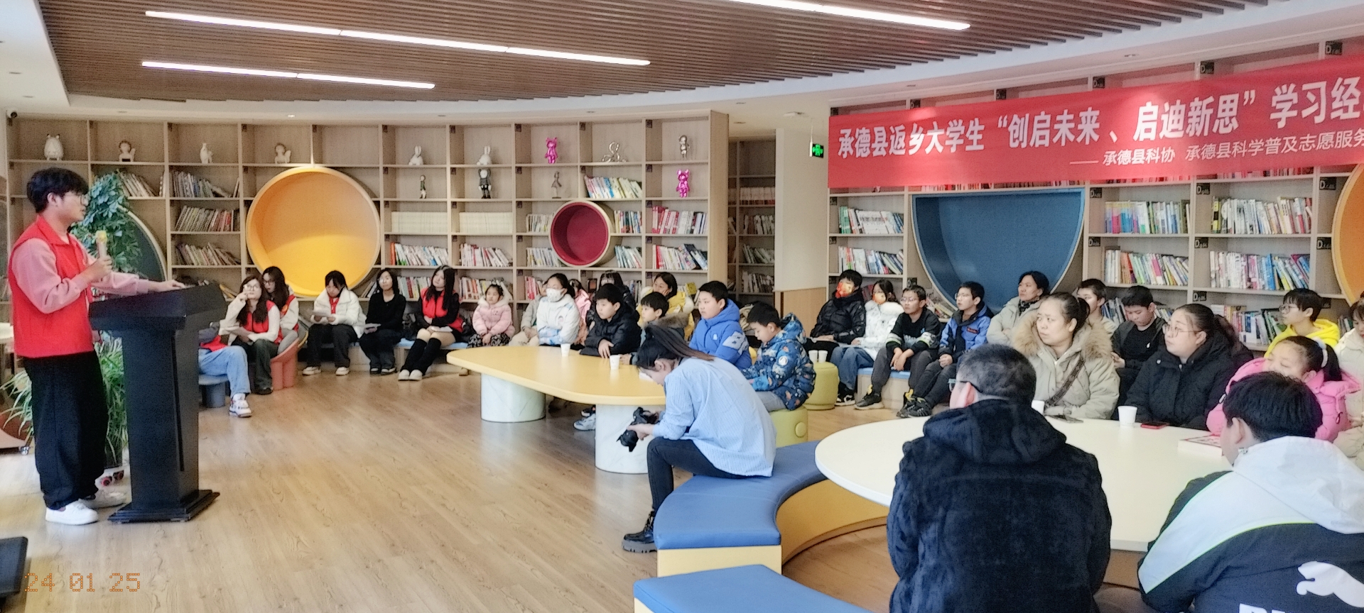 返鄉大學生分享自己的學習經驗。李娜攝