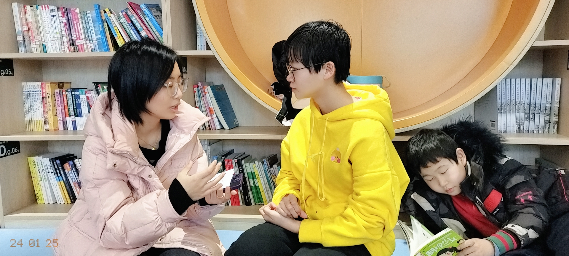 返鄉大學生們與同學們進行交流互動。李娜攝