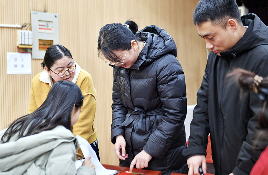 2月21日，在迁安市大崔庄镇活动室，村民正在领取奖品。杨硕摄