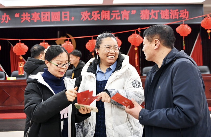 2月21日，在迁安市大崔庄镇活动室，村民正在讨论灯谜。杨硕摄