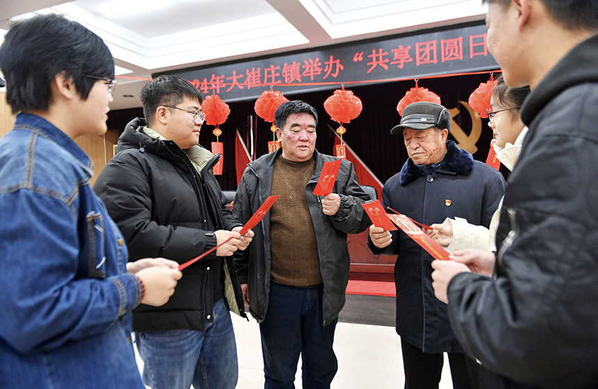 2月21日，在迁安市大崔庄镇活动室，党员志愿者正在讲解灯谜的来源。杨硕摄