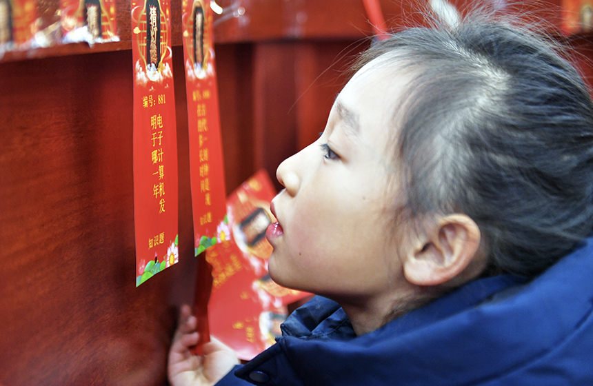 2月21日，在迁安市大崔庄镇活动室，孩子正在猜灯谜。杨硕摄