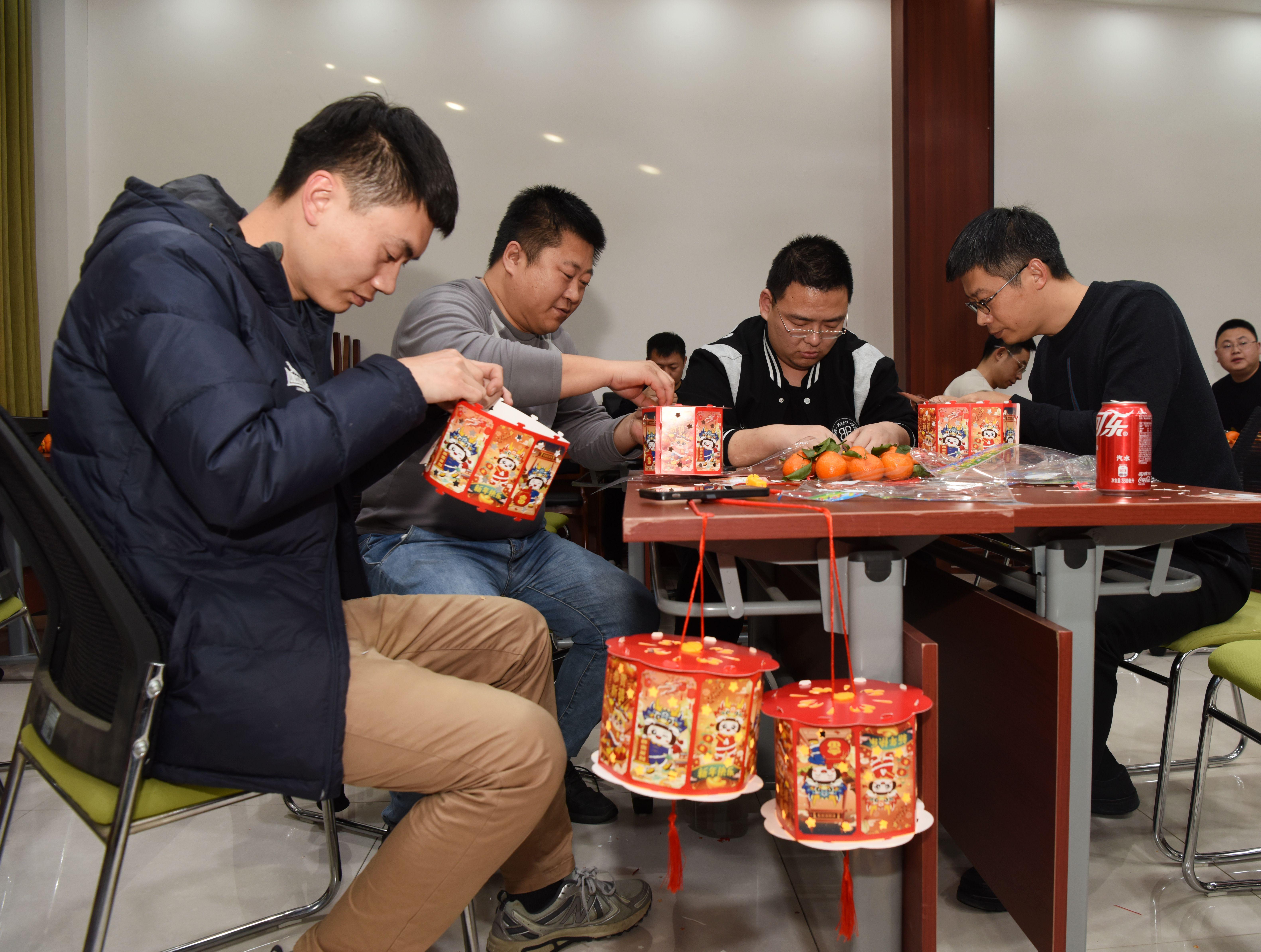 職工一起制作花燈。胡祝源攝