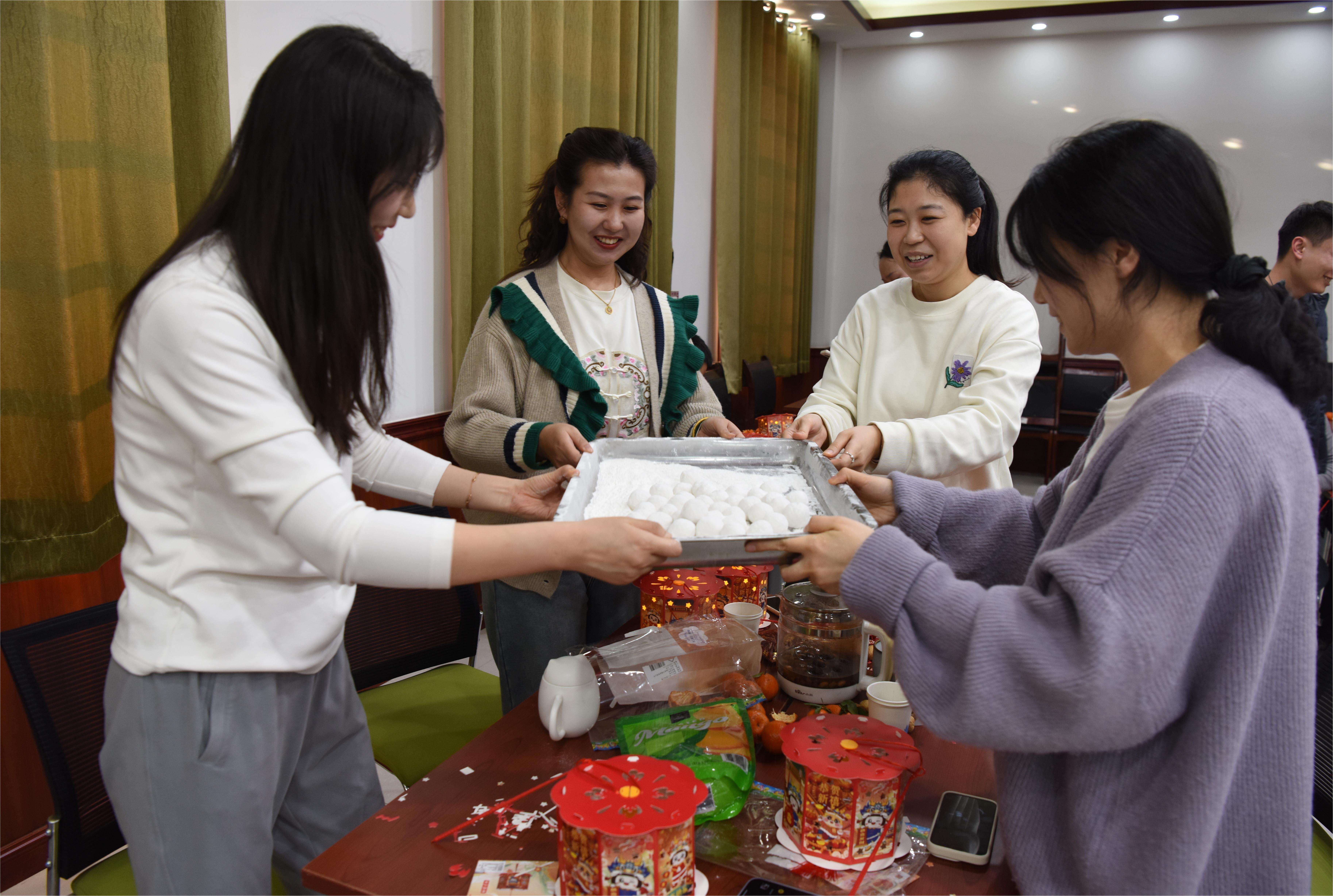 大家一起滾湯圓。胡祝源攝