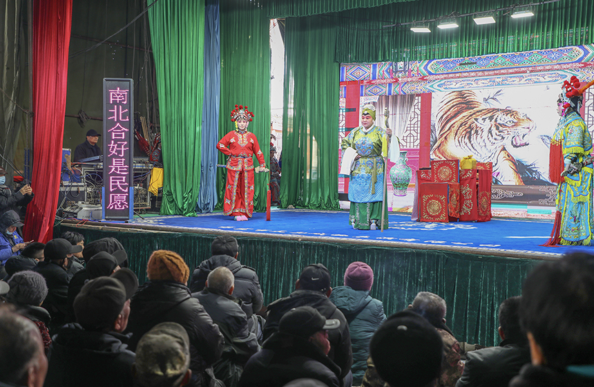 2月22日,保定競秀區大激店村戲曲演出現場,演員正在演出河北梆子《南北合》。馬鵬程攝