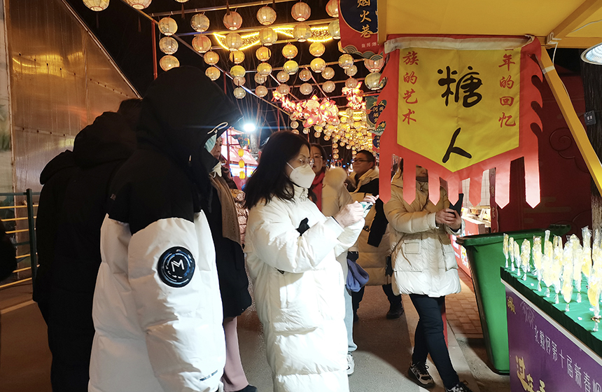 游客在購買傳統小吃。秦皇島北戴河區委宣傳部供圖