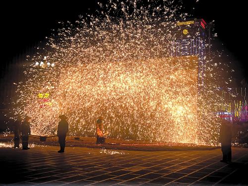 2月23日晚，河北省艺术中心广场上正在进行的“打树花”表演。 河北日报记者 田恬摄